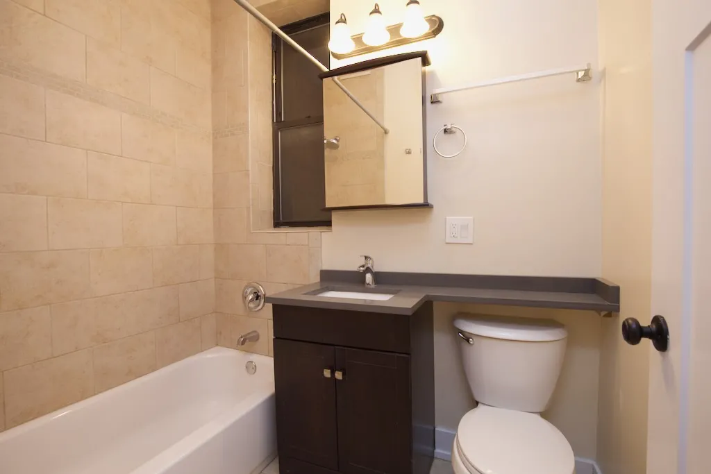 3517 N RACINE AVE 60657-3517-25 North Racine-Chicago-IL