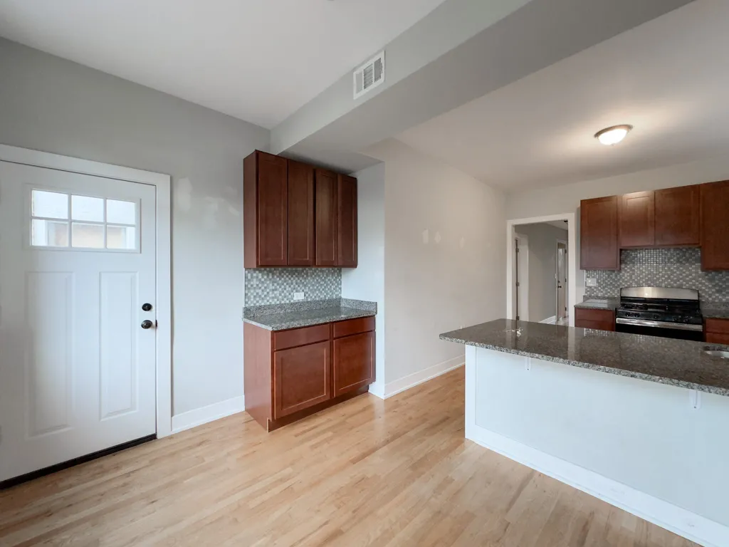 627-47 W OAKDALE AVE 60657-627 West Oakdale-Chicago-IL