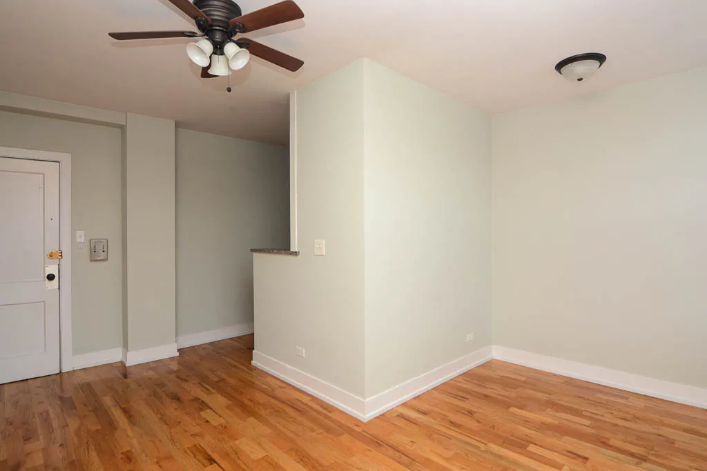 818 W DIVERSEY PKWY 60614-818 West Diversey-Chicago-IL