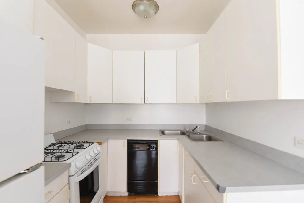 816 West Waveland Apartments