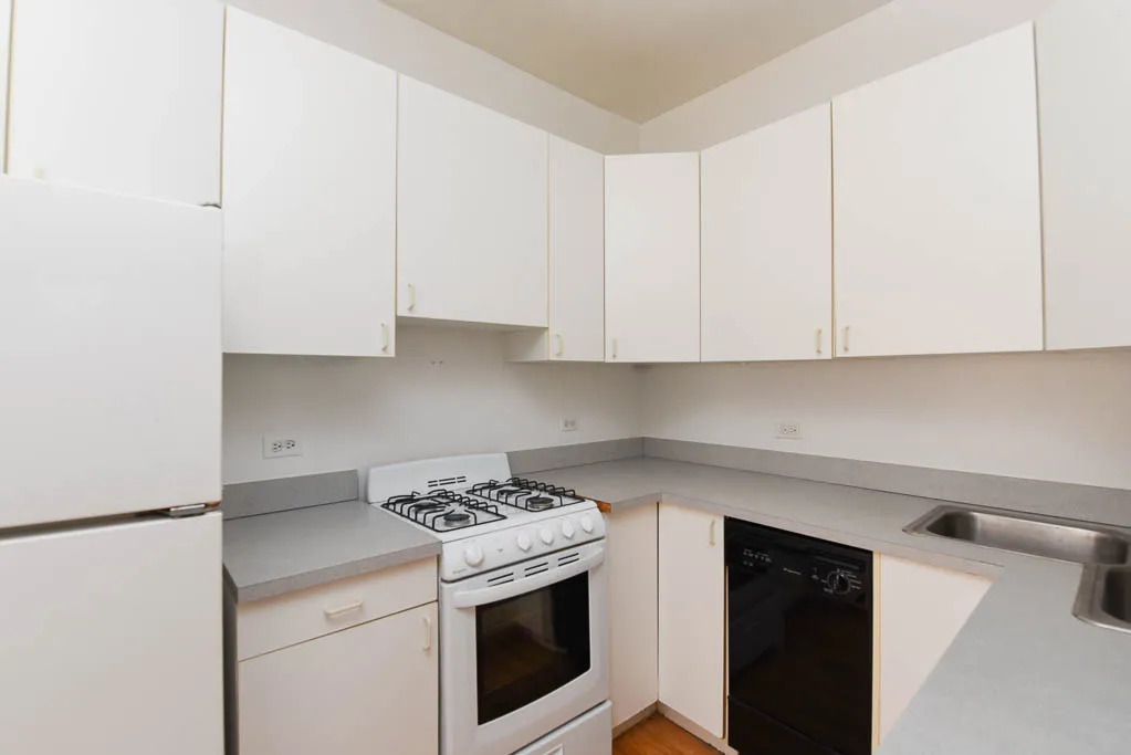 816 West Waveland Apartments