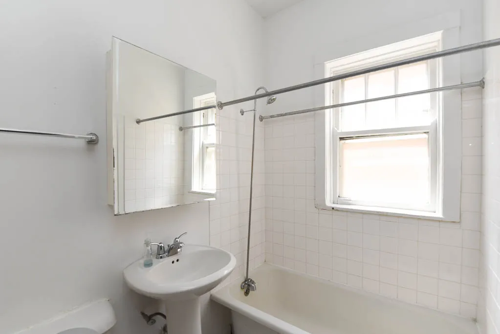 816 West Waveland Apartments