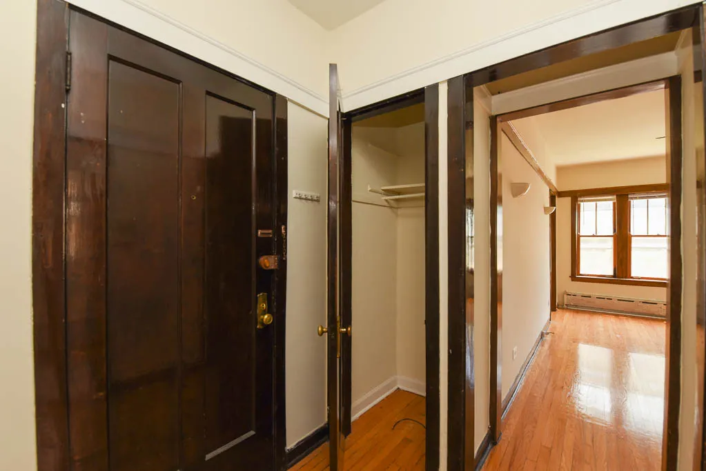 816 West Waveland Apartments