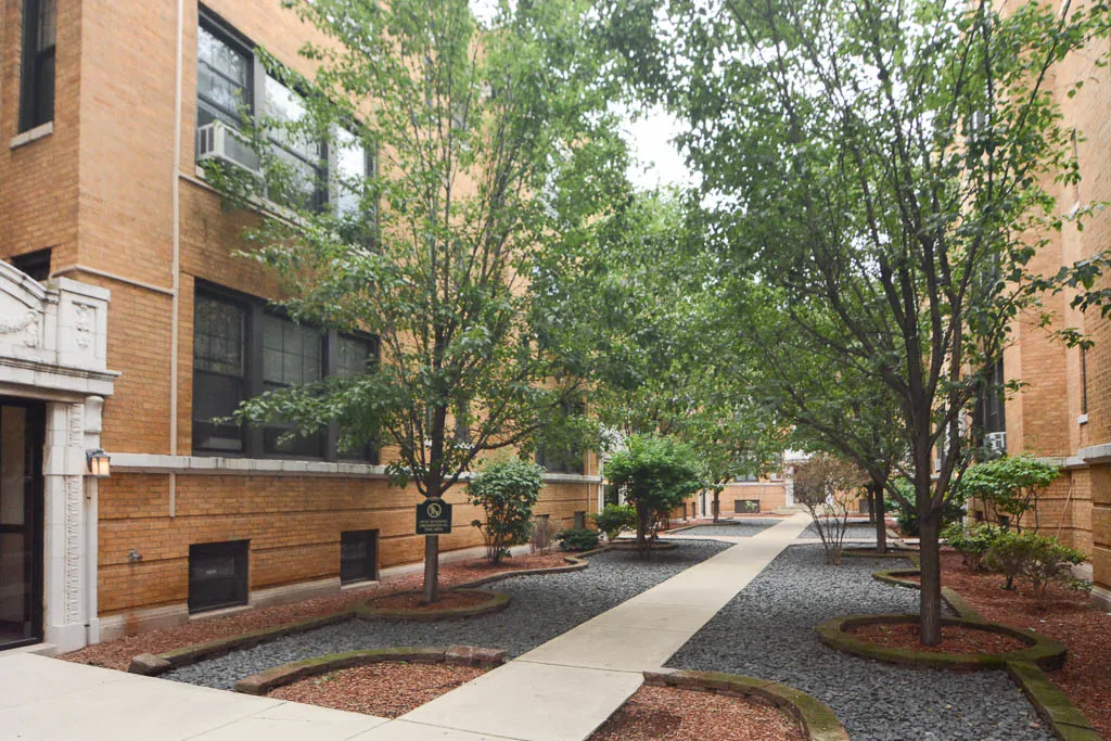 building exterior of 719 West Barry Apartments in Lakeview