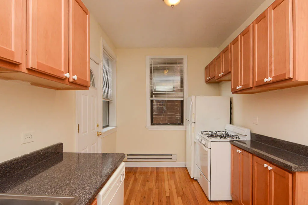 building exterior of 719 West Barry Apartments in Lakeview