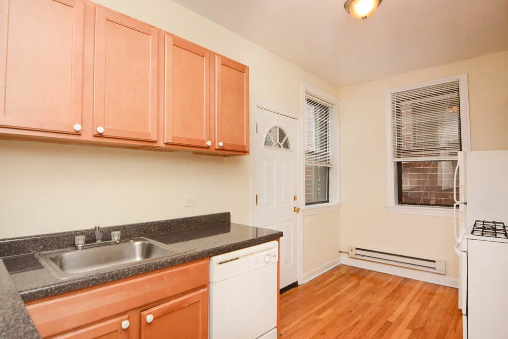 building exterior of 719 West Barry Apartments in Lakeview