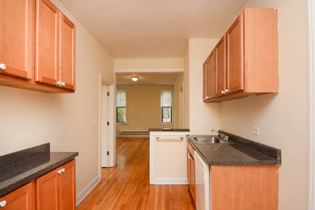 building exterior of 719 West Barry Apartments in Lakeview