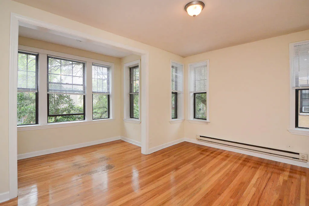 building exterior of 719 West Barry Apartments in Lakeview
