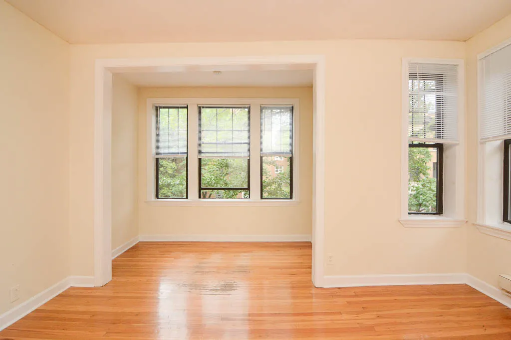 building exterior of 719 West Barry Apartments in Lakeview