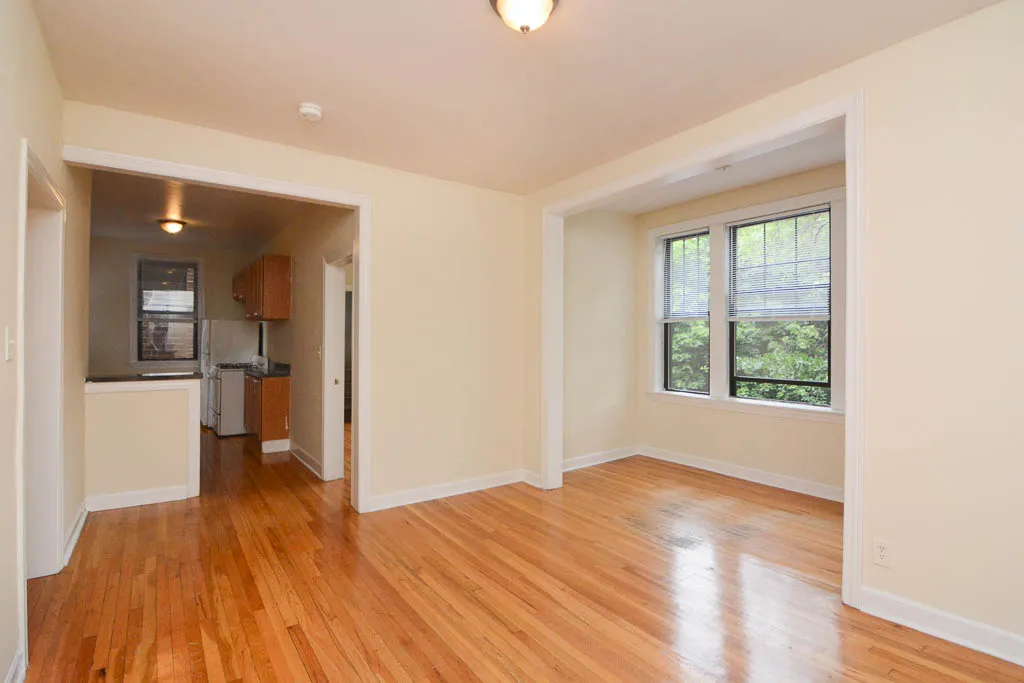 building exterior of 719 West Barry Apartments in Lakeview