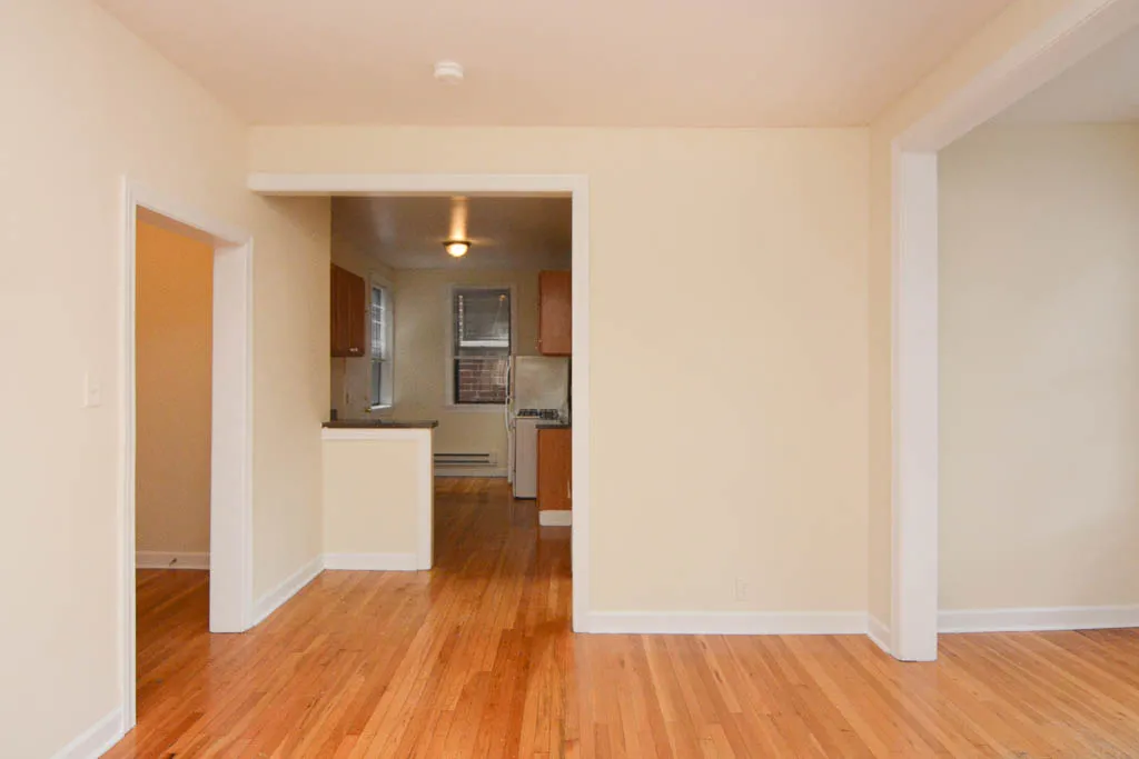 building exterior of 719 West Barry Apartments in Lakeview