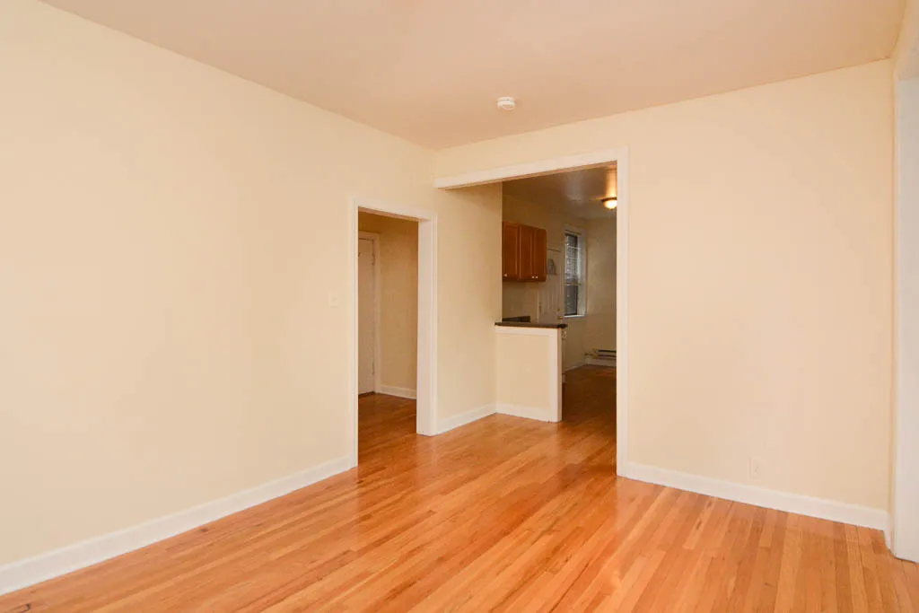 building exterior of 719 West Barry Apartments in Lakeview