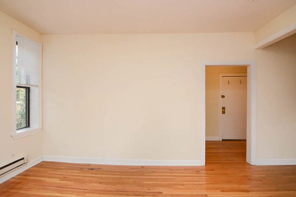 building exterior of 719 West Barry Apartments in Lakeview