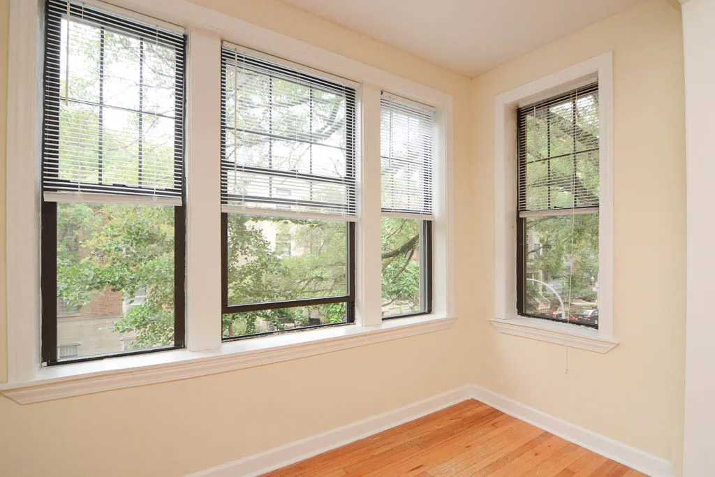 building exterior of 719 West Barry Apartments in Lakeview