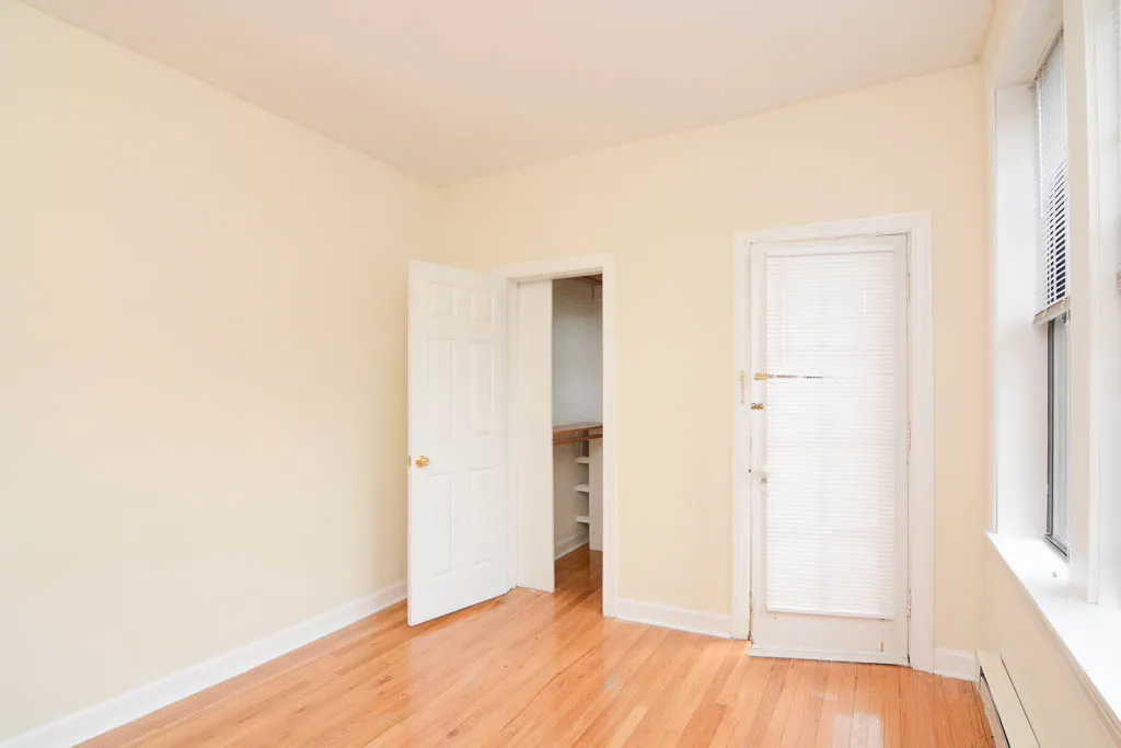 building exterior of 719 West Barry Apartments in Lakeview