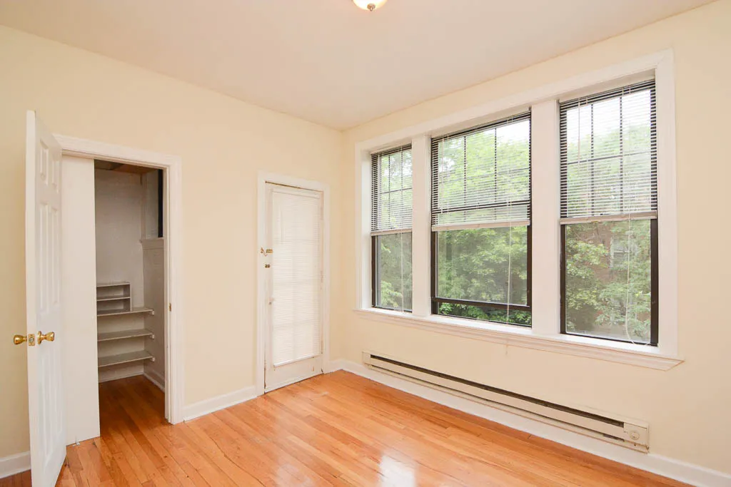 building exterior of 719 West Barry Apartments in Lakeview