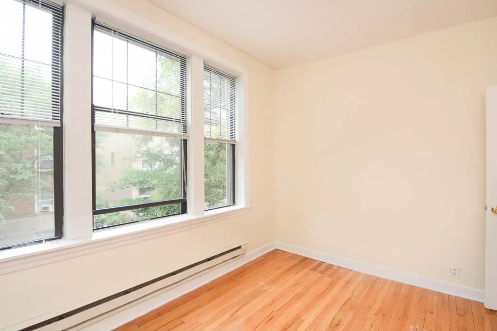 building exterior of 719 West Barry Apartments in Lakeview