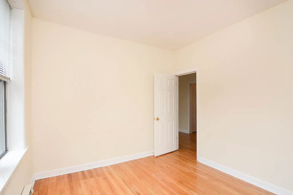 building exterior of 719 West Barry Apartments in Lakeview