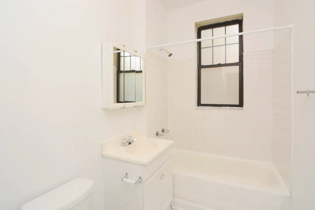 building exterior of 719 West Barry Apartments in Lakeview