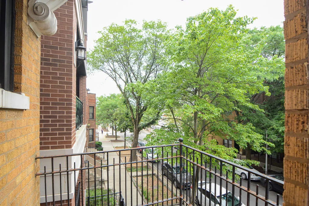 building exterior of 719 West Barry Apartments in Lakeview