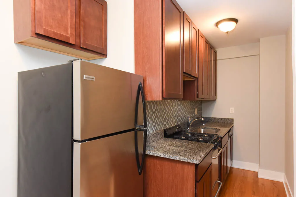 425 West Roscoe Apartments