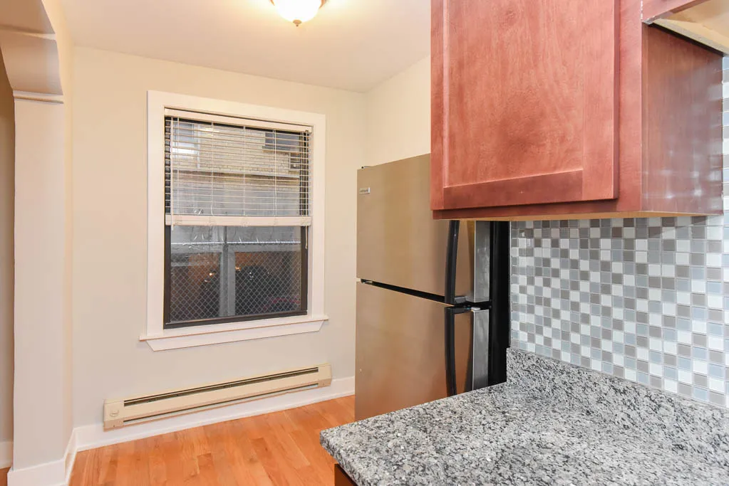 425 West Roscoe Apartments