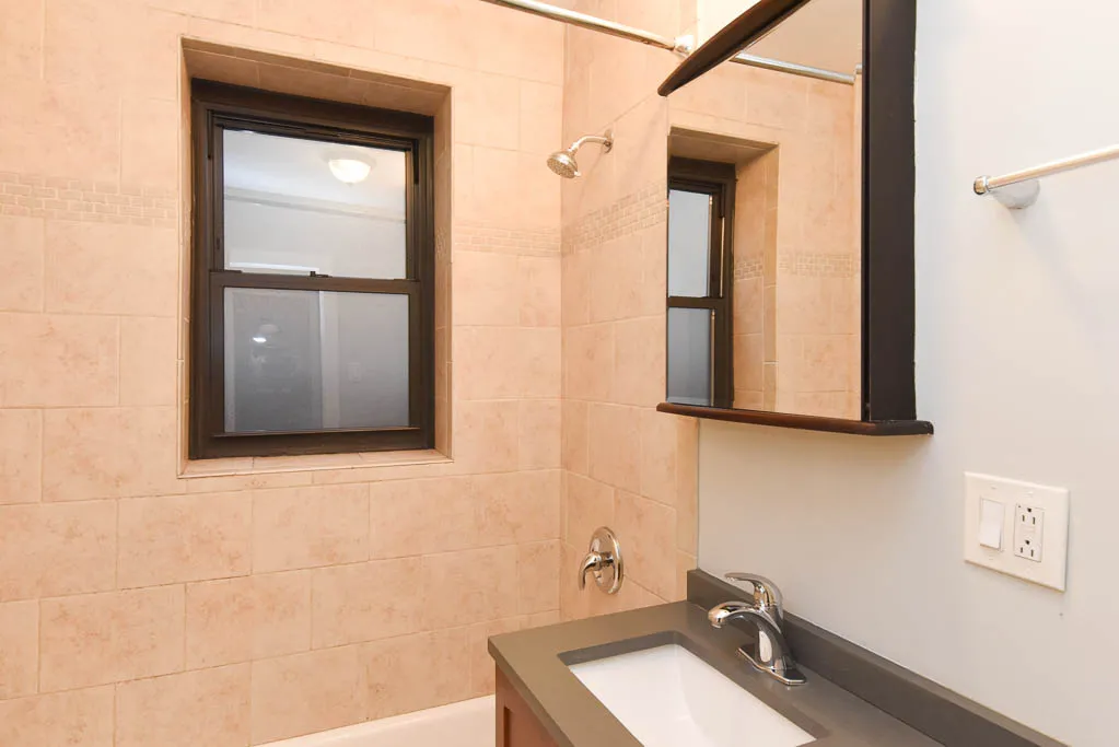 425 West Roscoe Apartments