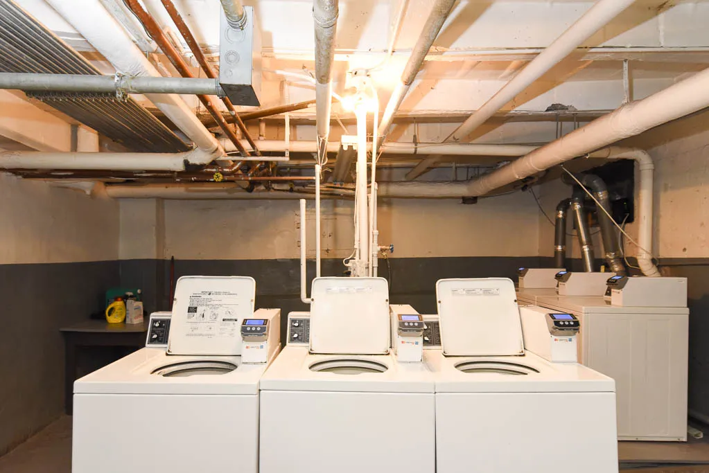 425 West Roscoe Apartments