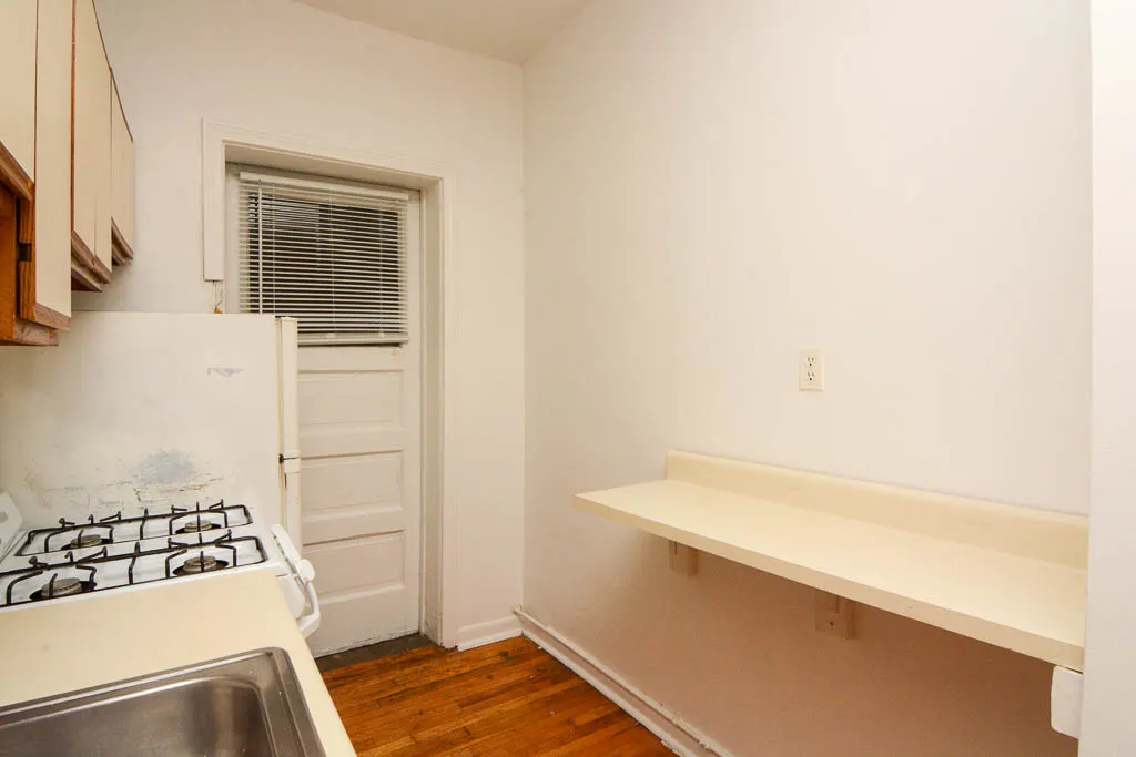 654 W Cornelia Apartments