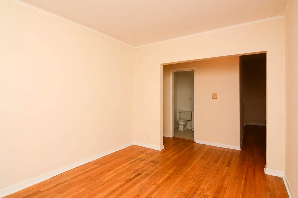 654 W Cornelia Apartments