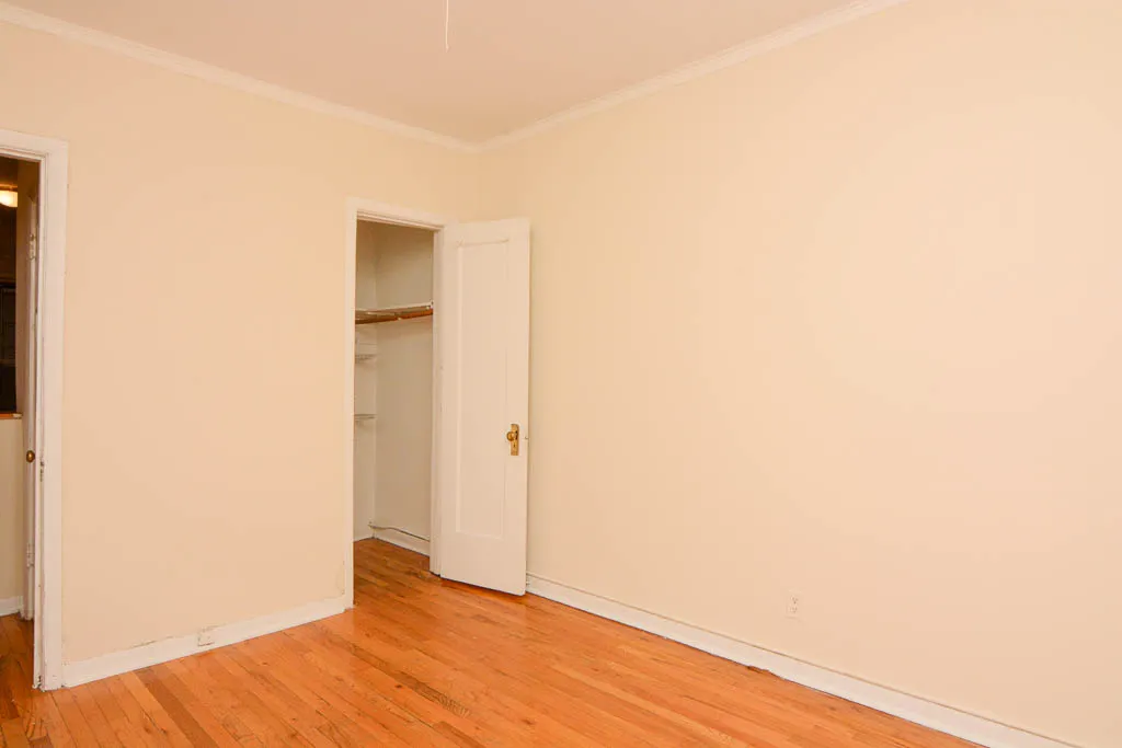 654 W Cornelia Apartments