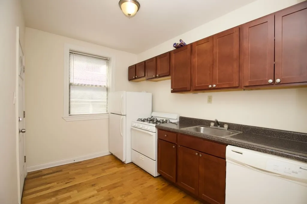 1444 W BYRON ST 60613-1444-50 West Byron-Chicago-IL