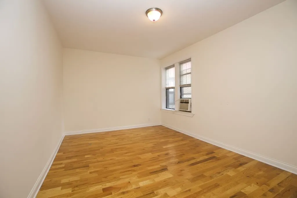 1444 W BYRON ST 60613-1444-50 West Byron-Chicago-IL