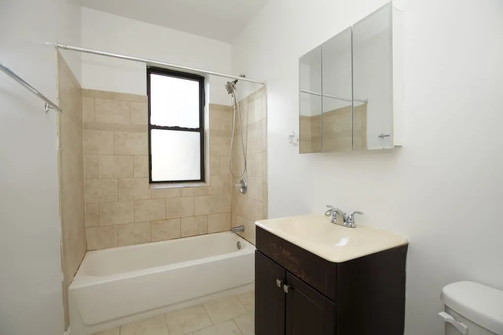 1444 W BYRON ST 60613-1444-50 West Byron-Chicago-IL