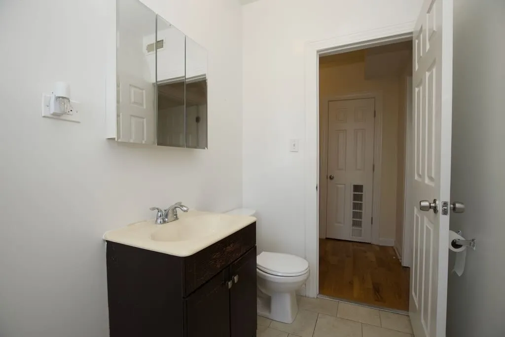 1444 W BYRON ST 60613-1444-50 West Byron-Chicago-IL