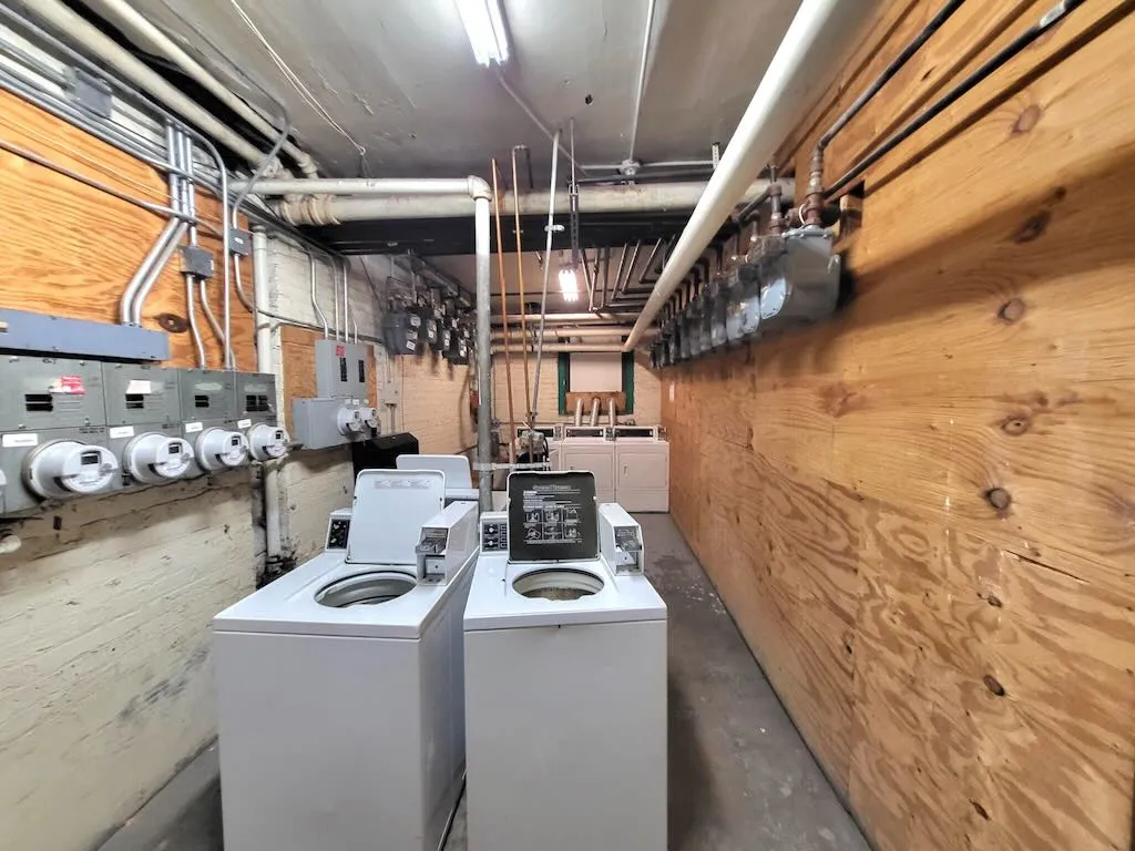 1444 W BYRON ST 60613-1444-50 West Byron-Chicago-IL