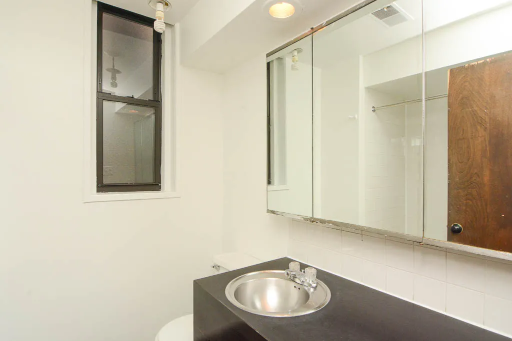 600 W SURF ST 60657-600-06 West Surf-Chicago-IL