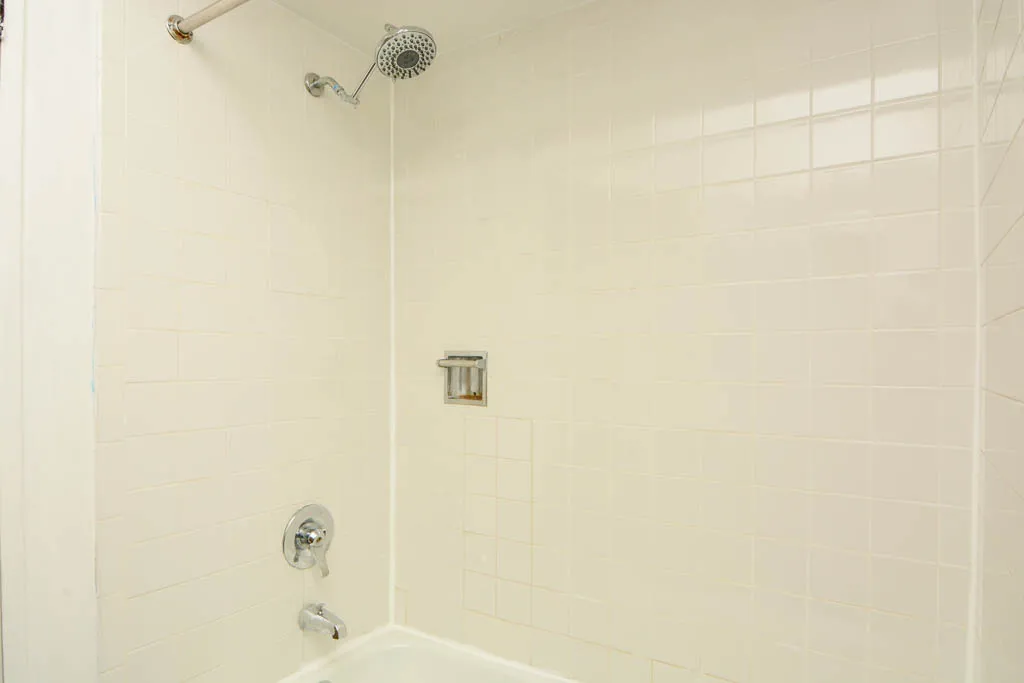 600 W SURF ST 60657-600-06 West Surf-Chicago-IL