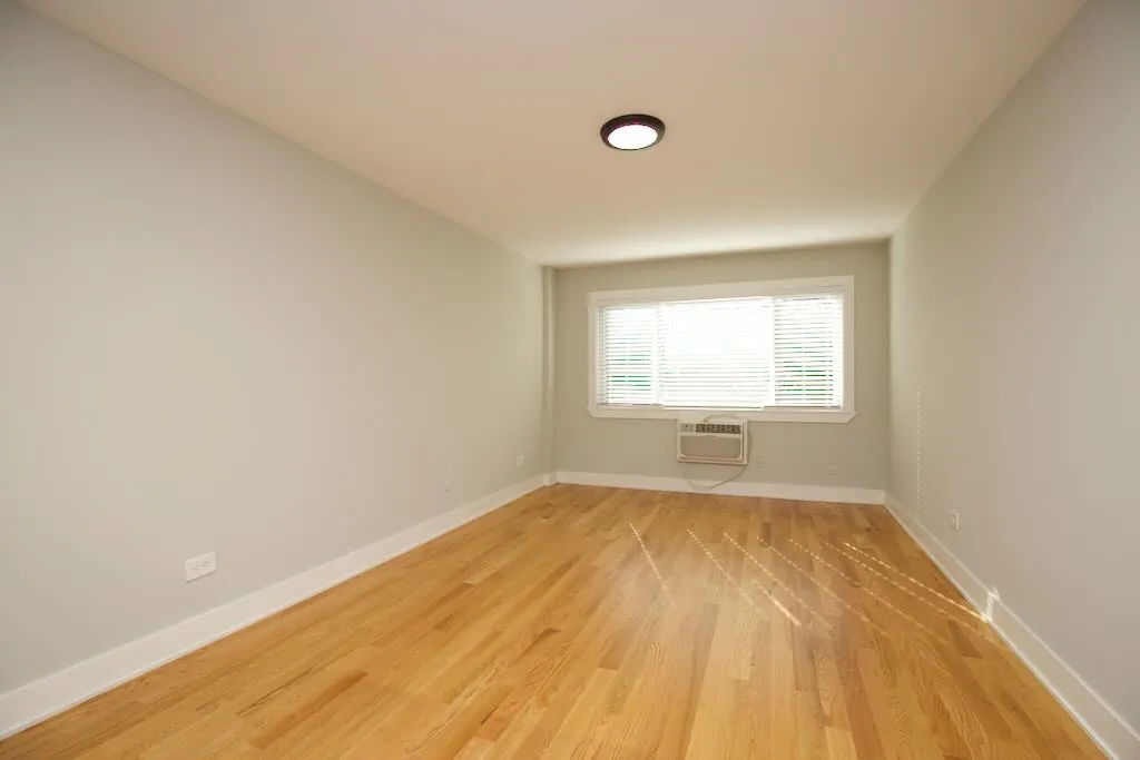 696  ELM PL 60035-696 Elm Place-Highland Park-IL