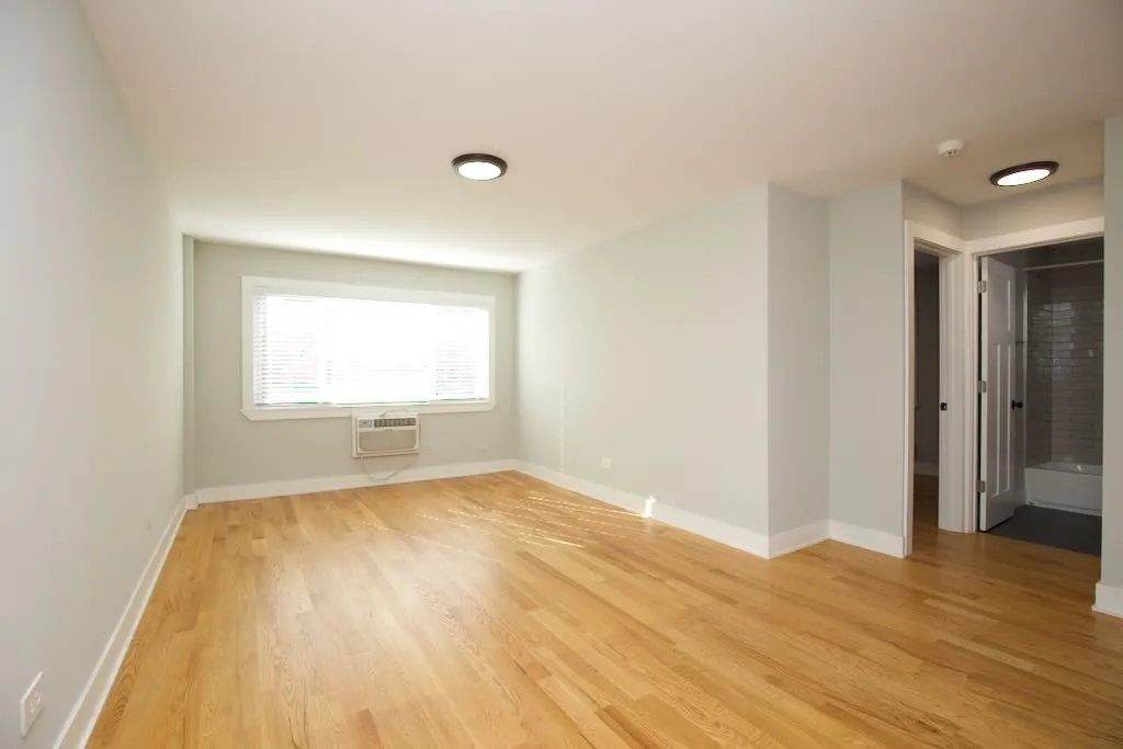 696  ELM PL 60035-696 Elm Place-Highland Park-IL