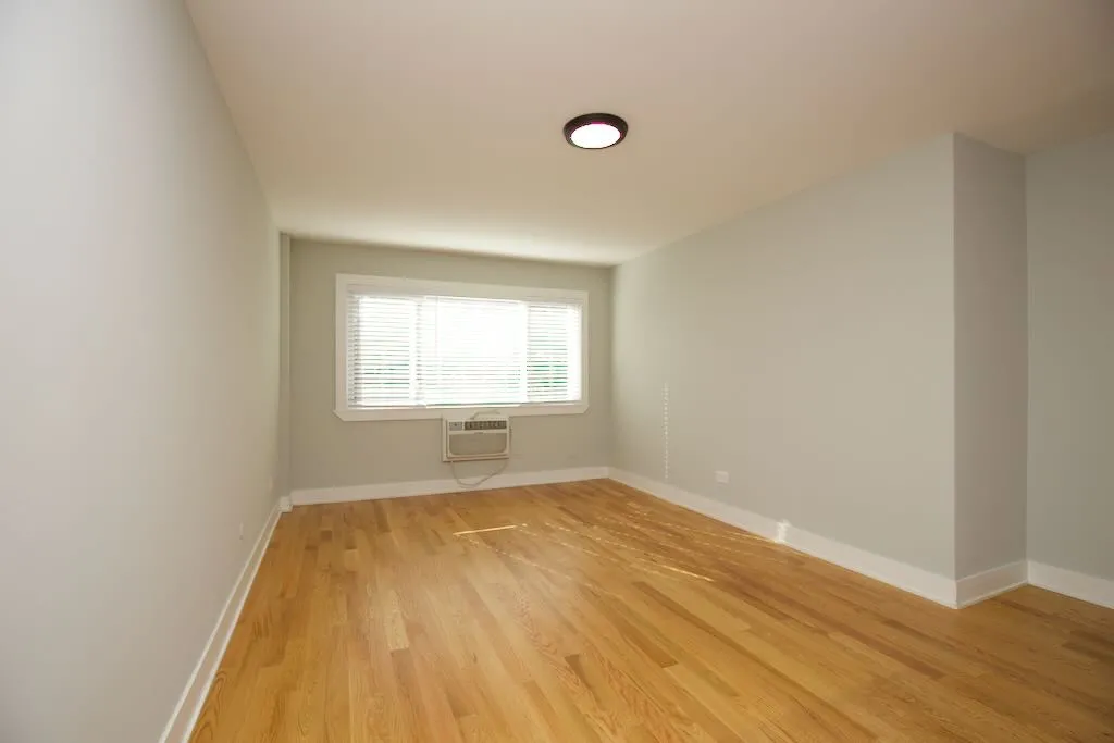 696  ELM PL 60035-696 Elm Place-Highland Park-IL