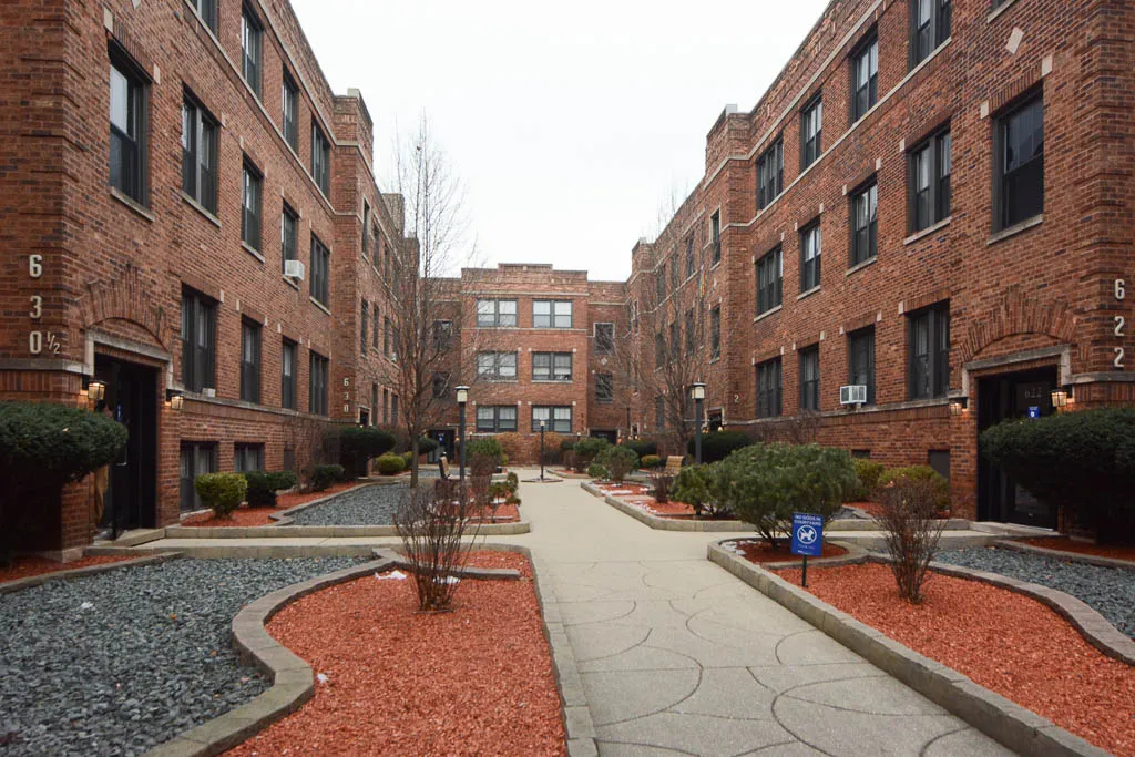 622 West Cornelia Apartments