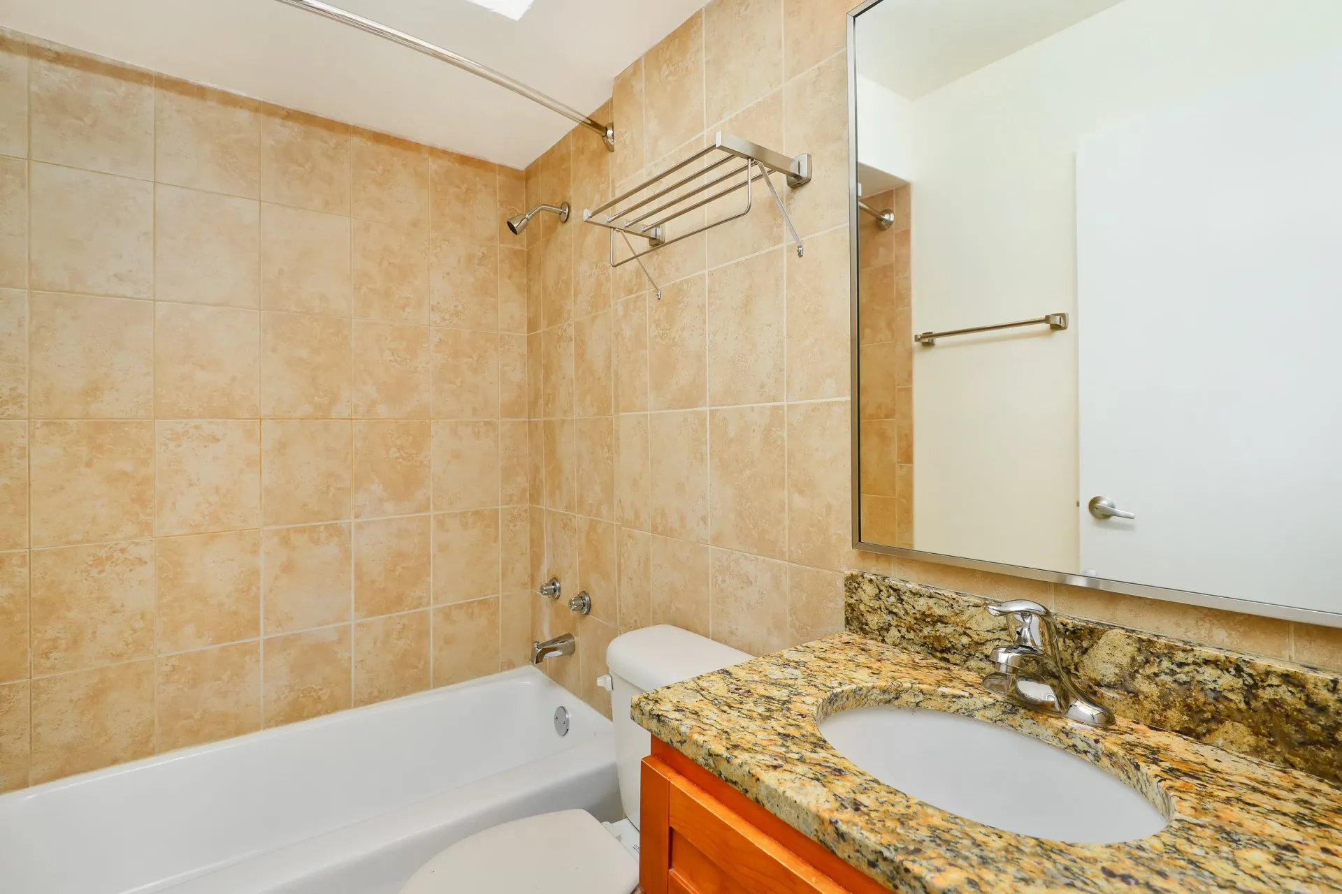 kitchen at Reside on Stratford Apartments in Chicago