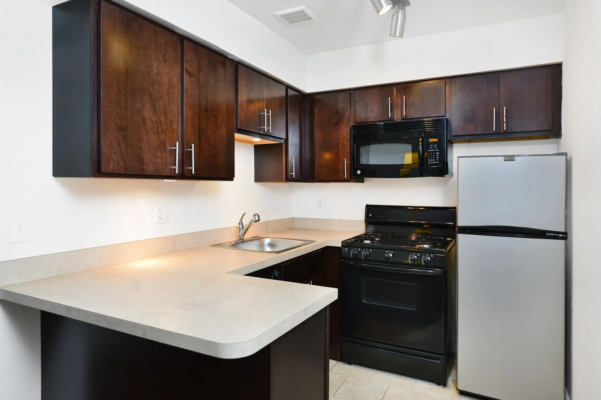 kitchen at Reside on Stratford Apartments in Chicago