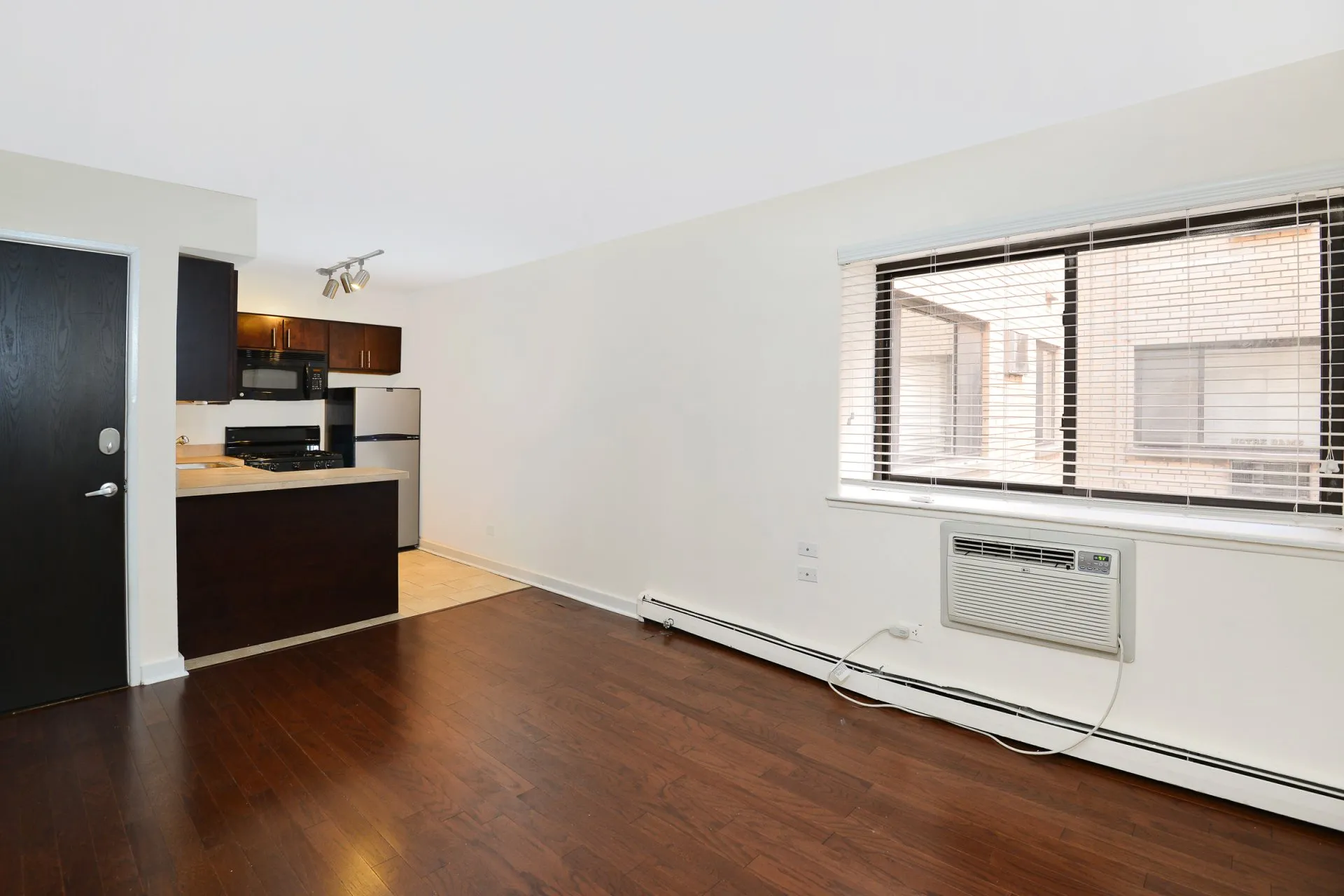 kitchen at Reside on Stratford Apartments in Chicago