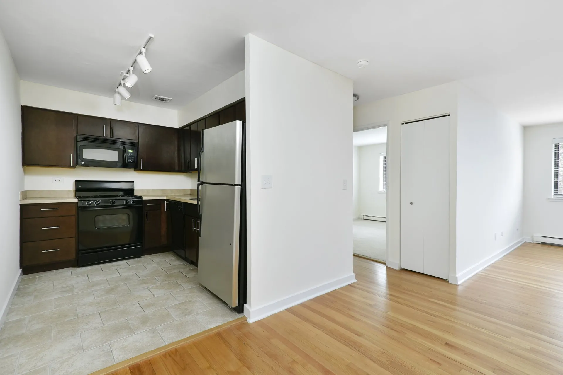 kitchen at Reside on Stratford Apartments in Chicago