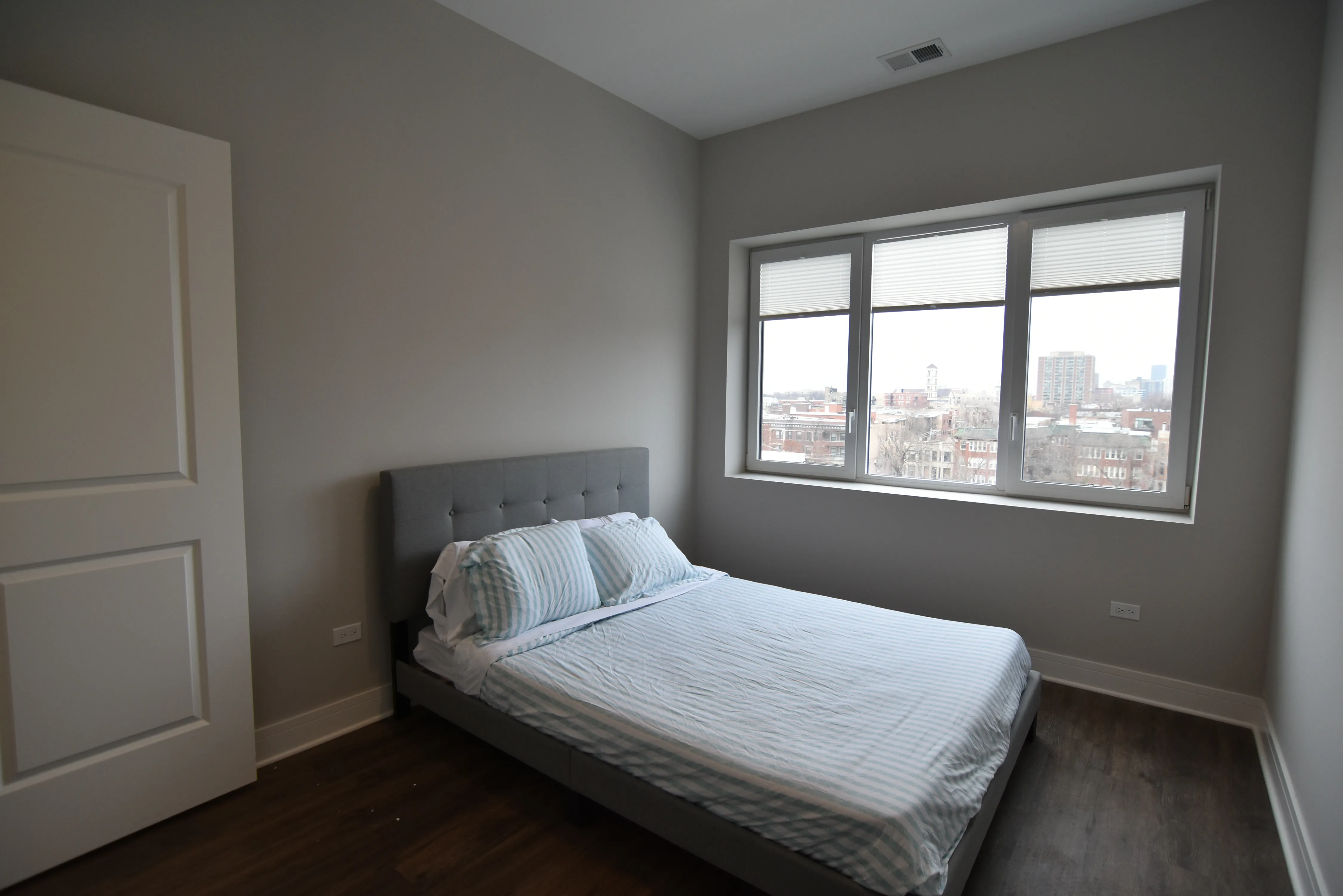  W Irving Park Rd    60613-927 W Irving Park-Chicago-IL