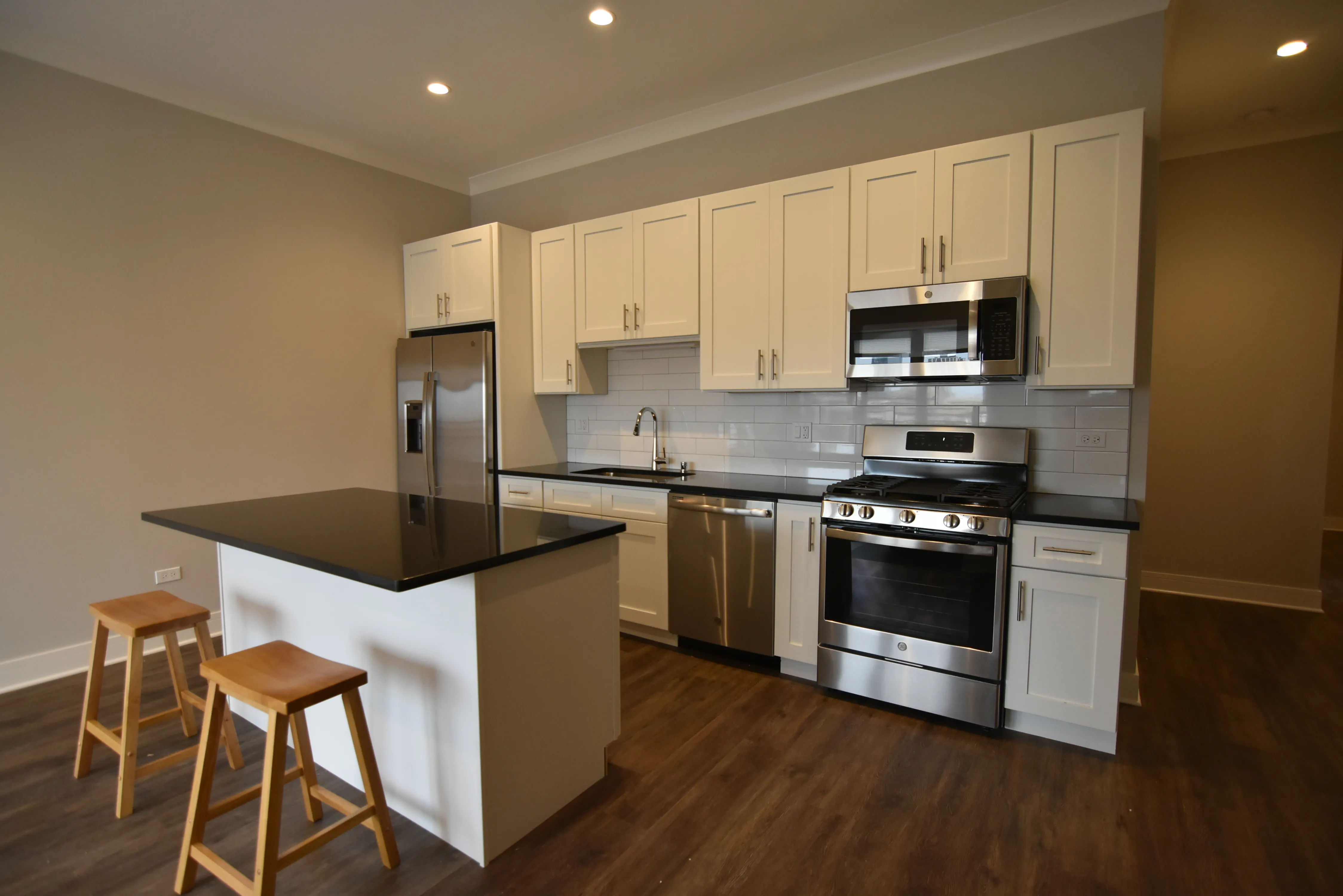  W Irving Park Rd    60613-927 W Irving Park-Chicago-IL