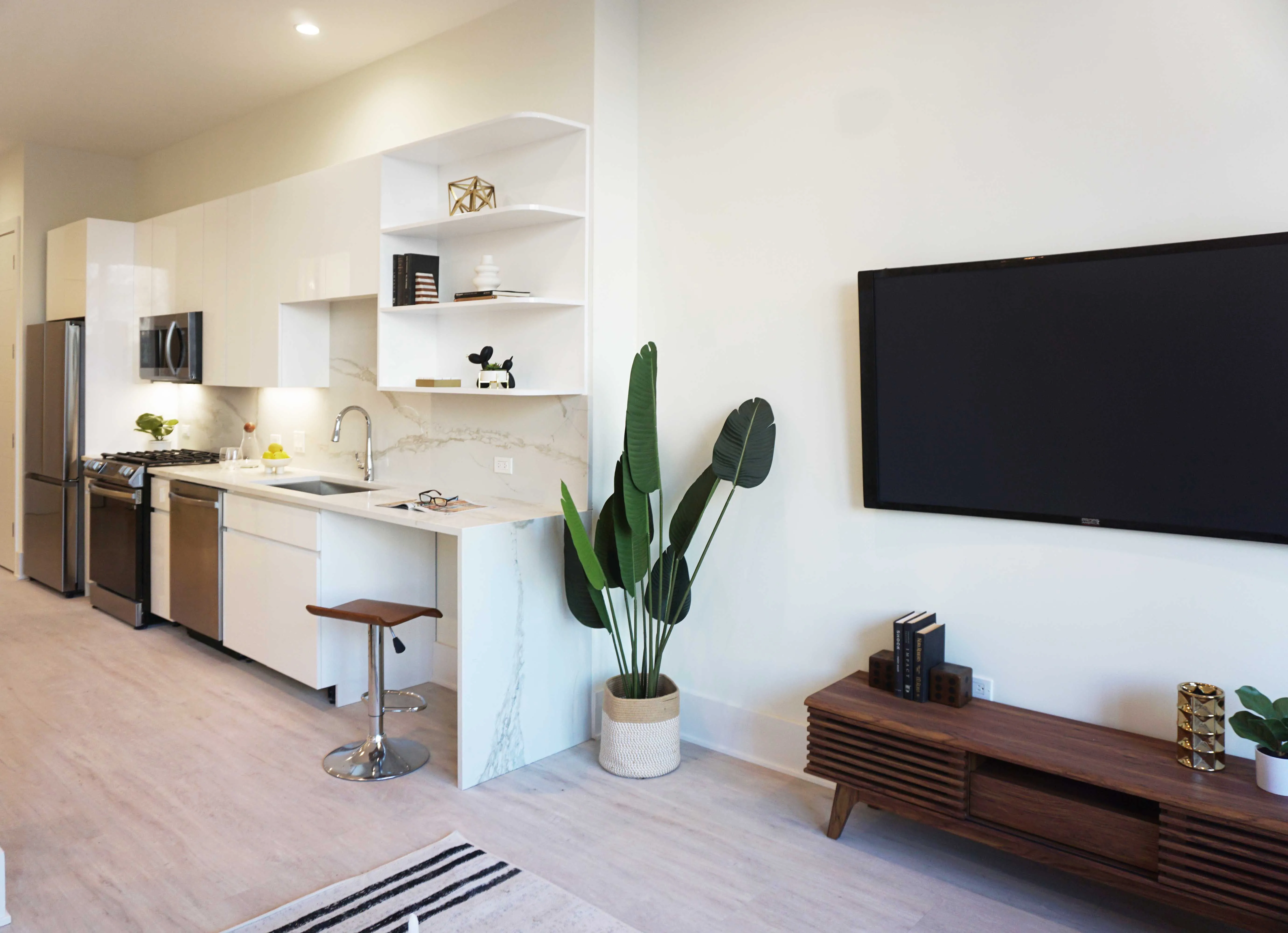 812 W Adams St   60607 60607-Luxe Suites Chicago-Chicago-IL