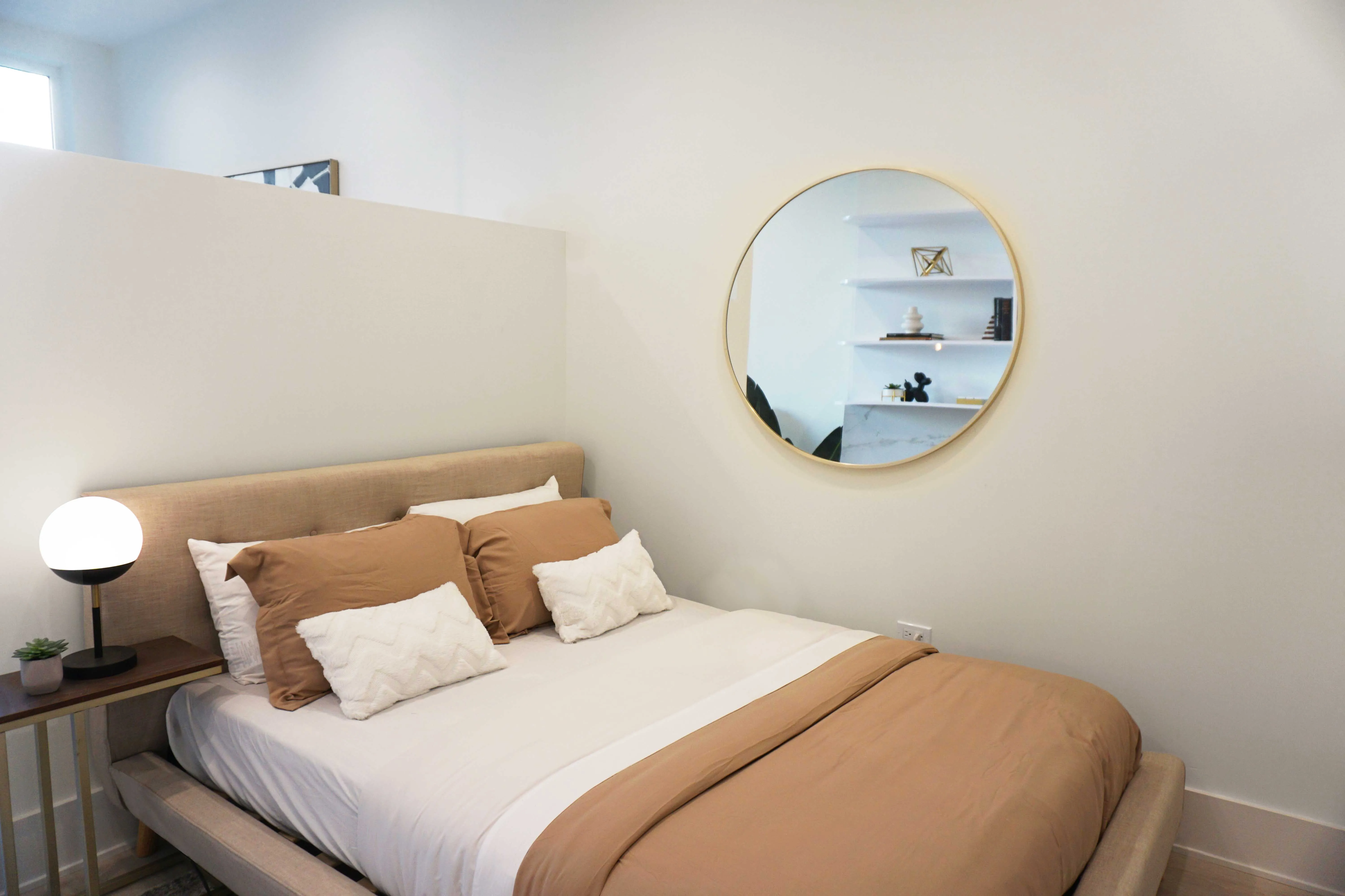 812 W Adams St   60607 60607-Luxe Suites Chicago-Chicago-IL